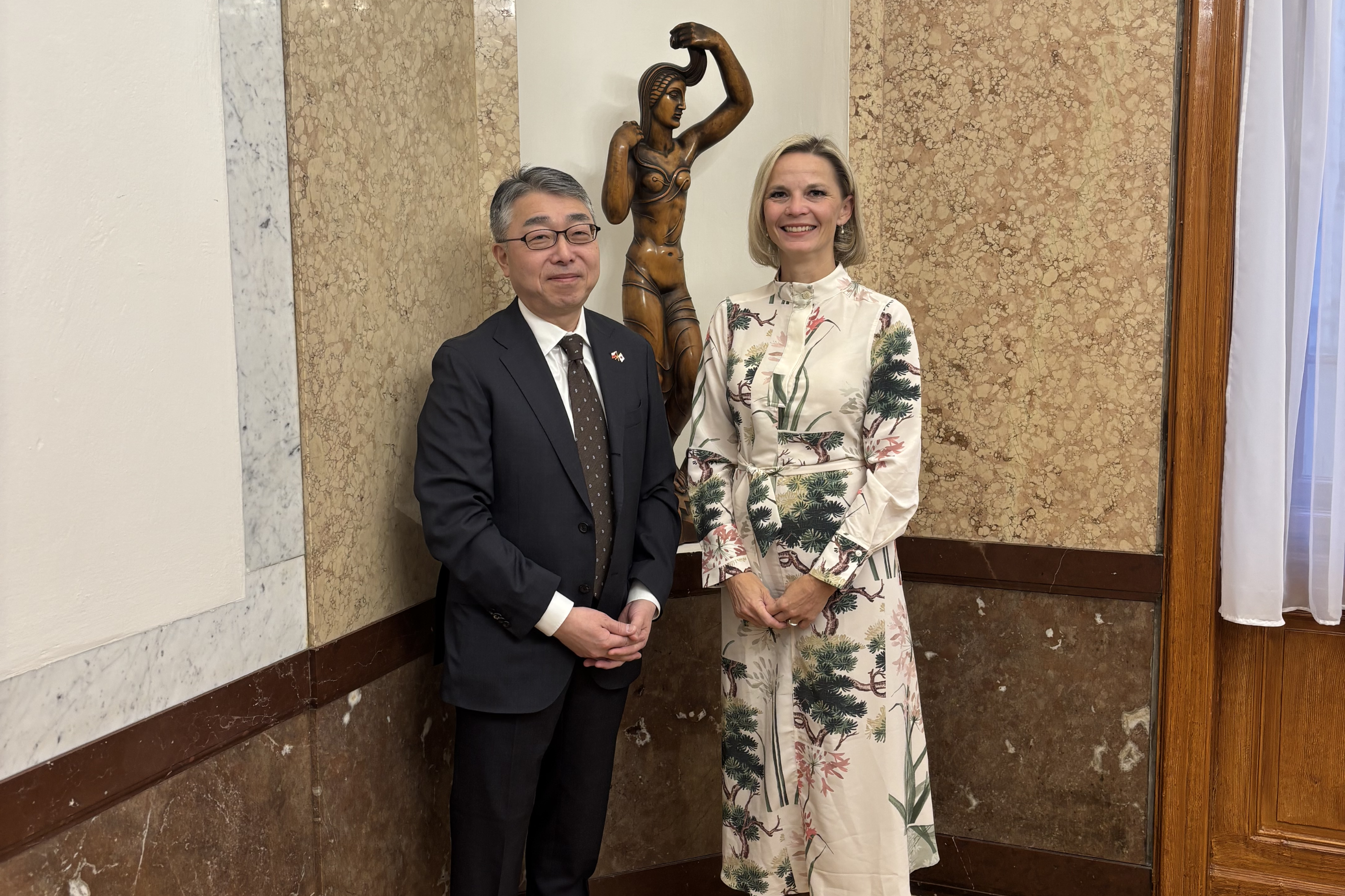 Ministryně Zuzana Mrázová jednala s japonským velvyslancem o investicích, cestovním ruchu i urychlení stavebního řízení