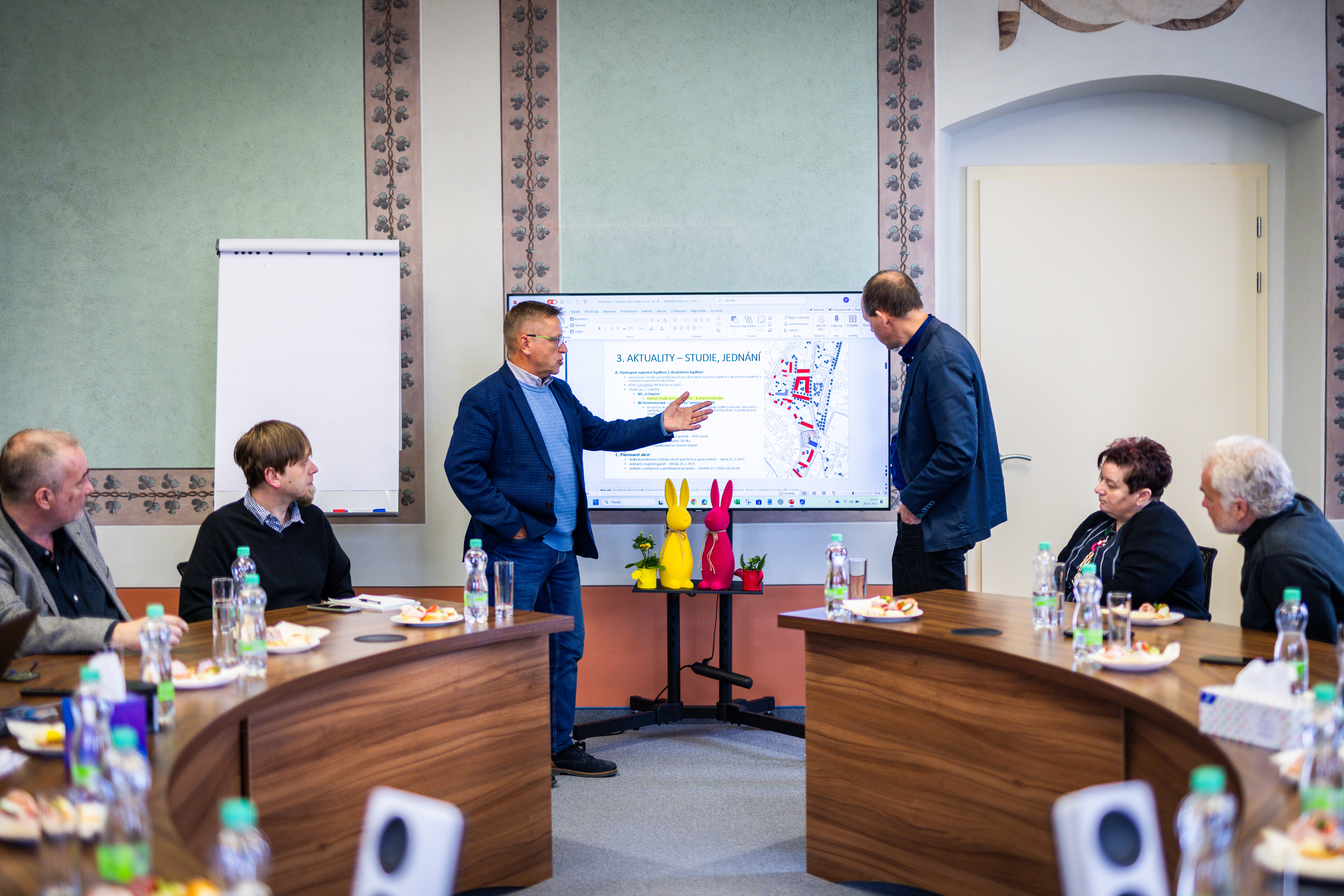 Ministr Kulhánek navštívil Karlovarský kraj. Zabýval se dostupným bydlením i inovačními projekty